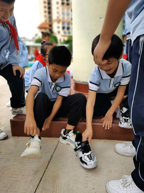 《顽强拼搏 超越自我》实验小学本部第二十七届校运会