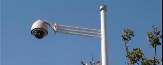 违停摄像头是在上方设备架中间或者马路边的杆子上,圆形的,下方是半球