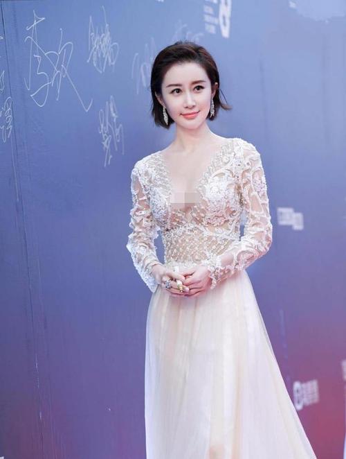 童年女神舒畅大变样穿深v白裙优雅高贵脸却让人认不出