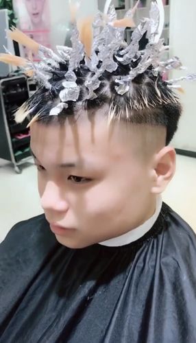 小伙去做发型,结果被做成了刺猬头很生气,做完之后笑得合不拢嘴