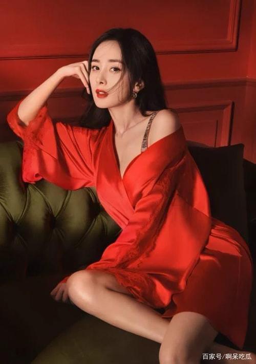 那么大红色肯定不能少,在这组大片中,杨幂就穿了一身红色性感睡衣
