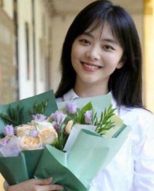 原创娃娃脸女明星谭松韵,你爱了吗?