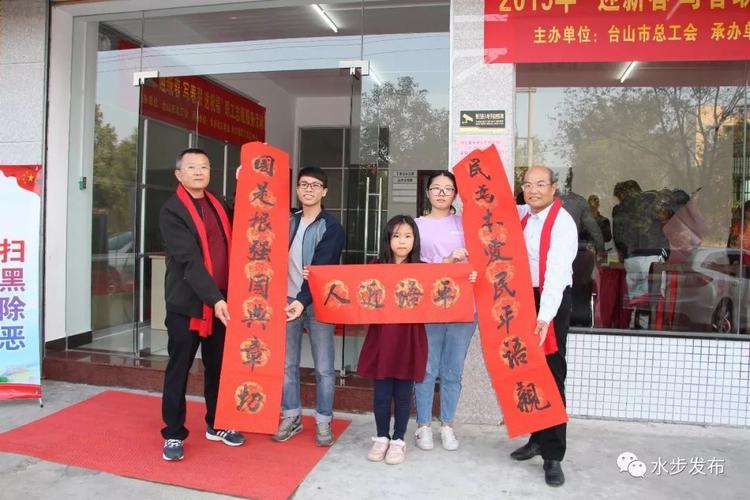 红火的对联寄托了市民辞旧迎新,接福纳祥的美好愿望.