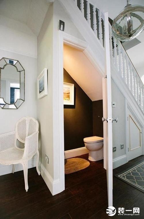 楼梯下面做卫生间太赞 合理进行楼梯下面空间利用