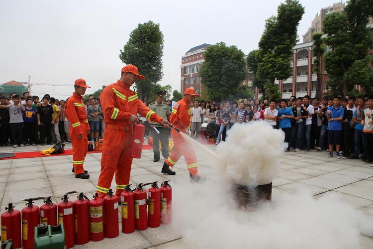 教师节 老师与学生一同体验"消防课"