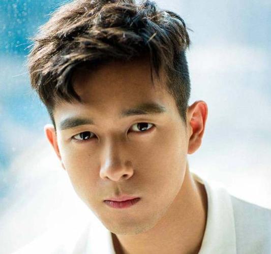 第一款是李现蓬松的头发,加上露出中间额头,两边的刘海.