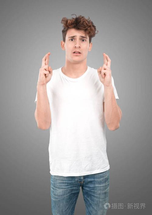 充满希望的年轻人,手指交叉的表情