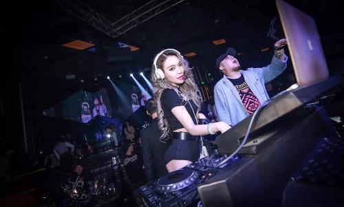 电音炸裂 | 周三到周六的音乐狂热, bb club 大舞池与你蹦迪到天亮 !