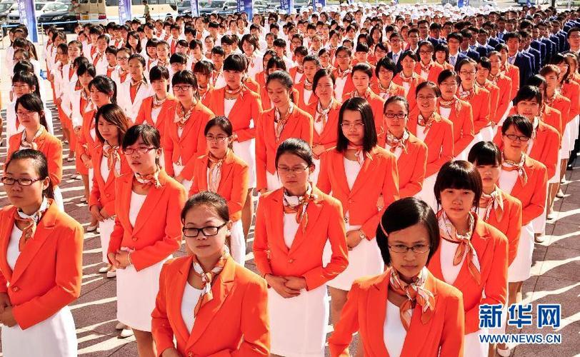 达沃斯论坛志愿者宣誓 美女礼仪青花瓷抢镜