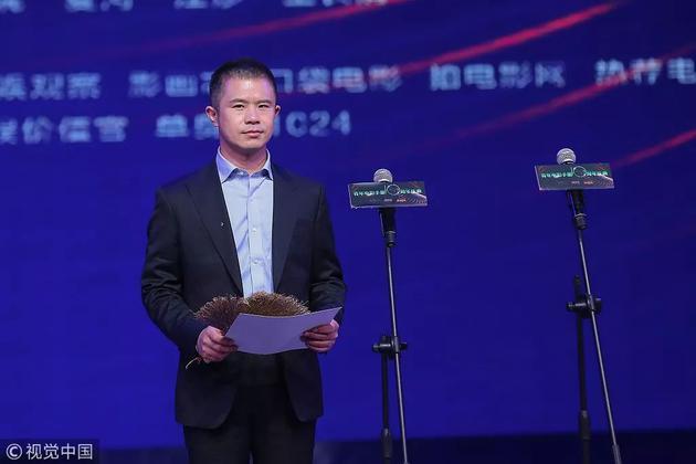 毕志飞领取"金扫帚奖"