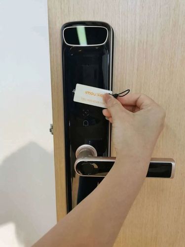 开门的钥匙口在智能锁的最底端,虽然操作不太方便,但