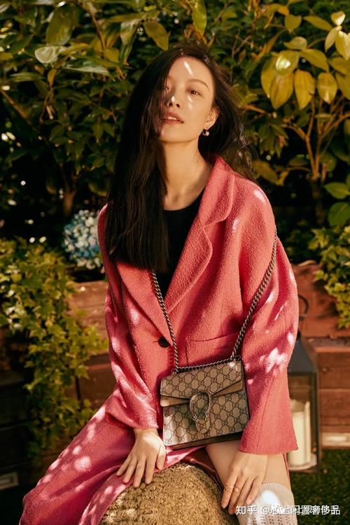 倪妮身穿的这件gucci西装外套,乍一看没有太大特色,但上身效果非常赞