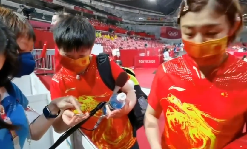 奥委会主席送孙颖莎2瓶水,莎莎海豹式鼓掌可爱,3朵金花收集徽章