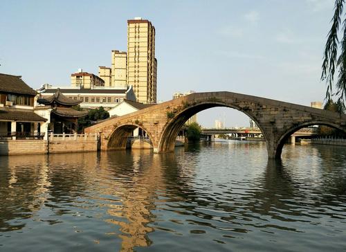 写美篇 曾经,湖州老北门外有两座雄跨龙溪港的石砌大拱桥,东为潘公桥