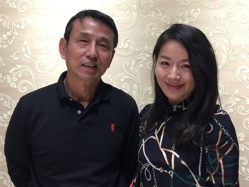 与北京电视台节目主持人韩晓艳合影