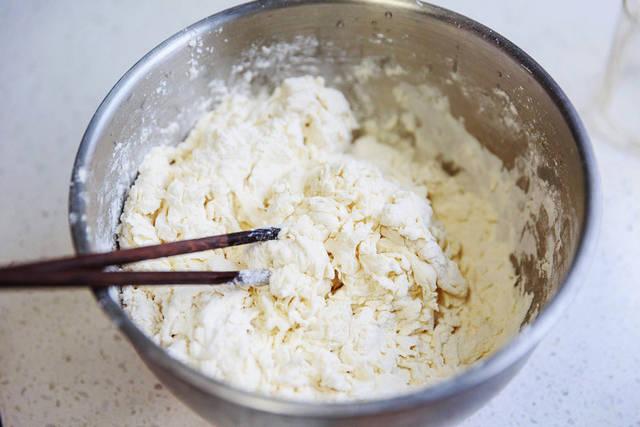 包饺子和面,面粉与水的比例为2:1,面团柔软度可试试自己耳垂儿的柔软