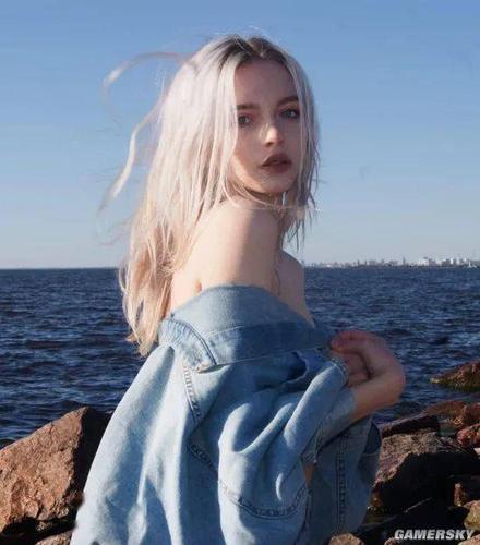 魅惑颜值的银发正妹 身材超辣的俄罗斯网红模特