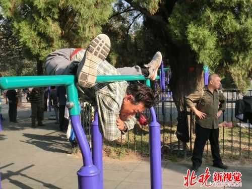 中国大爷火了健身绝活平趟天坛 从半身不遂到38个单杠小回环