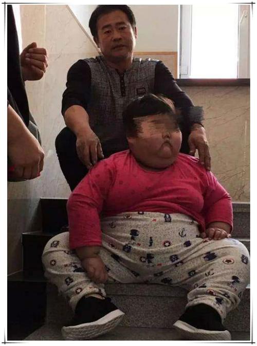 7岁小男孩吃饺子馋哭网友,一口一个好胃口,网友:这娃真好养