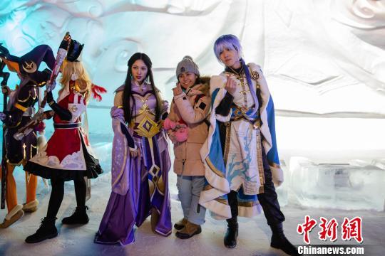 哈尔滨举办冰雪动漫节 coser演绎《王荣耀》英雄