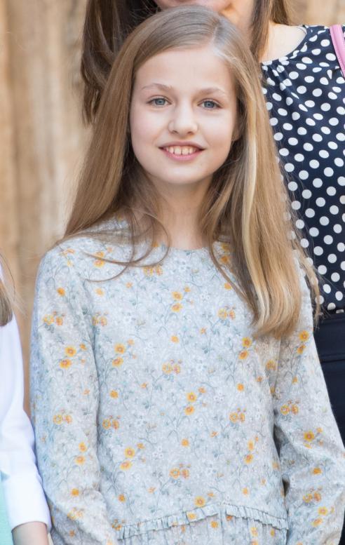 真正的贵族穿搭都简约,看西班牙公主莱昂诺尔,穿红色套裙真高级