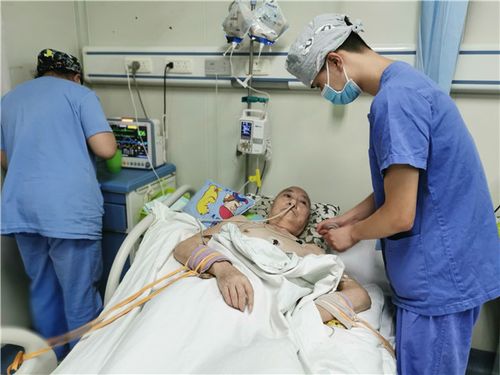 超暖!老人住院没家属照顾 7名医护人员轮流照顾71天