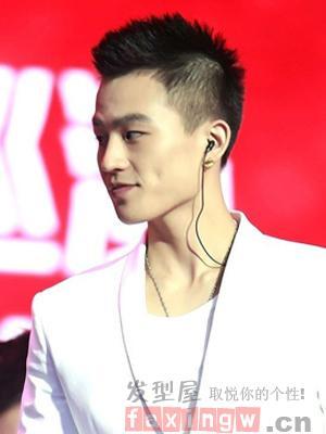 欧豪的这款个性时尚的子弹头发型,两边剪短的发鬓,中间留出头发,不仅