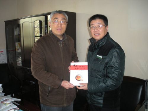 会长沈建华向南通图书馆赠送《中国当代金奖对联赏析与创作》一书