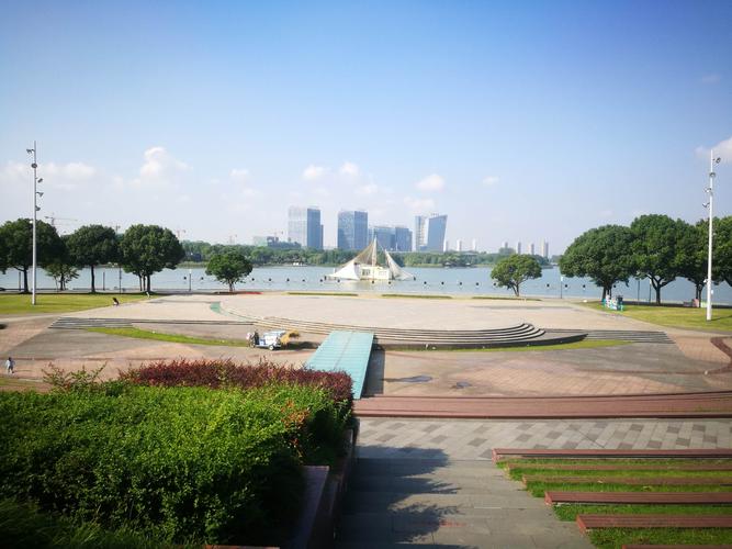 暨阳湖公园里有一个"假日广场"