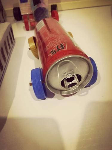 白欣怡小朋友看用易拉罐制作的汽车也很有个性噢