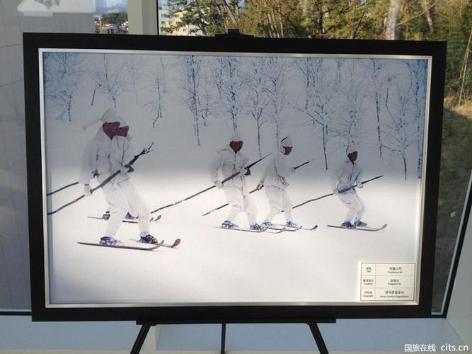 和冰雪运动的摄影作品,其中一幅再现古代朝鲜士兵滑雪行军场景的照片