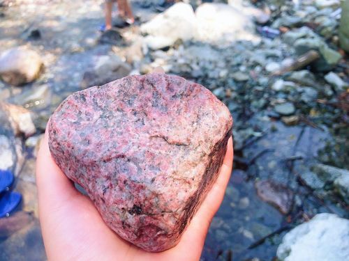 玩水发现的粉色石头