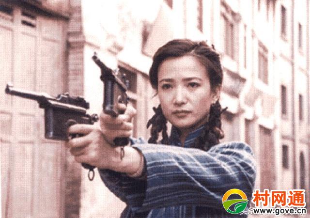 她演起英雄来英姿飒爽,比如《双枪老太婆》里面的白坤洁,既有书卷气