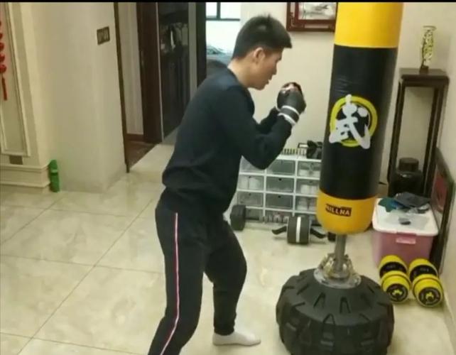 快来看看同学们"击打沙袋"的帅气动作