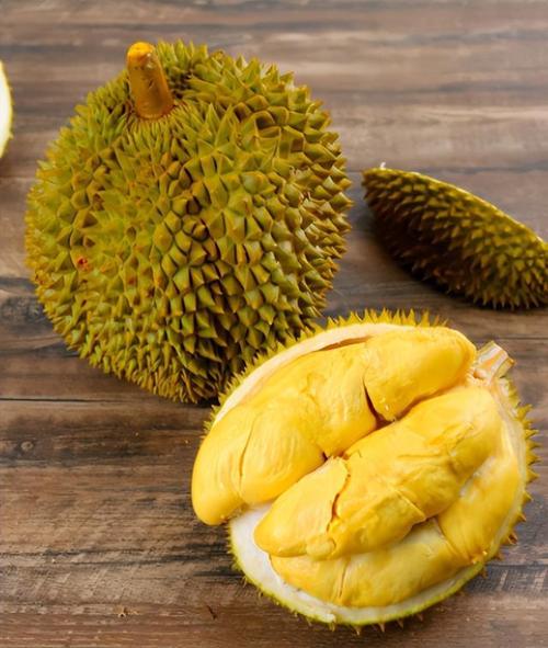 在买榴莲的时候,看一下榴莲它的外壳颜色,如果榴莲的外壳颜色是暗黄色