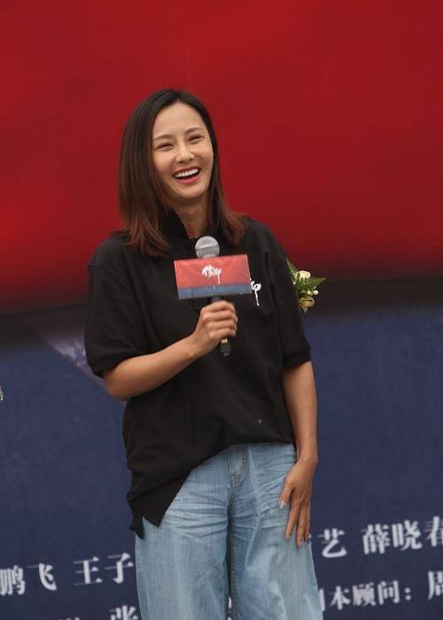 马雅舒一身t恤牛仔裤造型朴素简约,长发披肩气质优雅