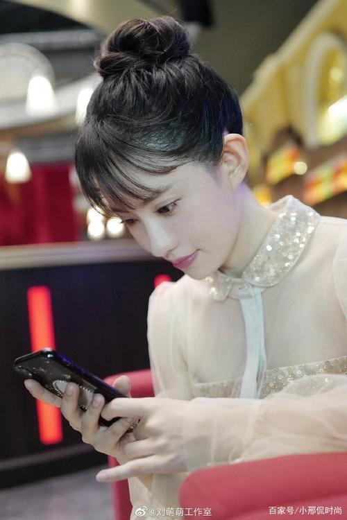 清纯可爱的刘萌萌,时尚穿搭蕾丝抹胸连衣裙,尽显清纯萌萌哒
