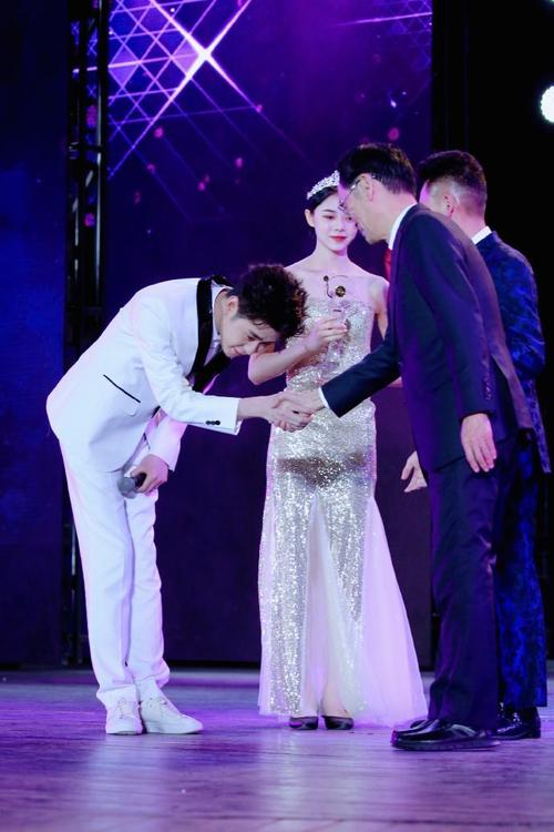 看不起张云雷,狠批周深萨顶顶,手撕郭敬明,这个人叫丁