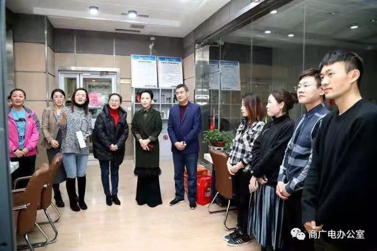 【新春走基层】商丘广播电视台台长杜娟慰问春节值班员工