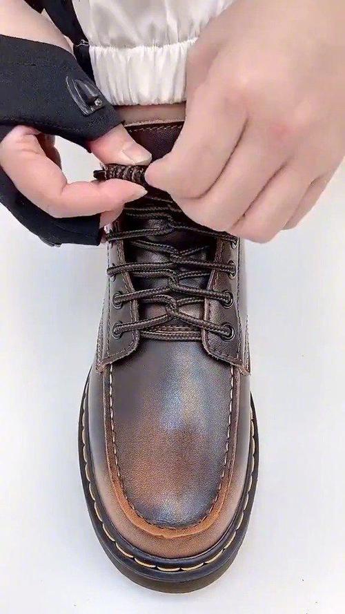 超火的英伦风马丁靴鞋带系法