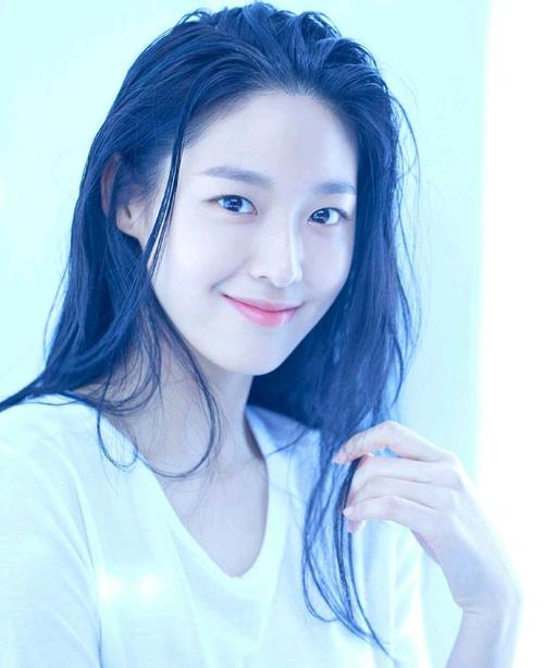 韩国明星金雪炫,美丽动人,魅力十足