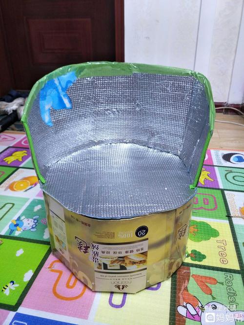 今天下雨不能出去玩,用奶粉盒做了个小凳子