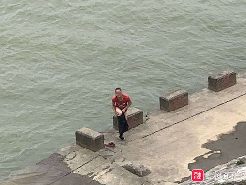 融水水东大桥下一男子竟当众裸泳,凑近一看竟是他