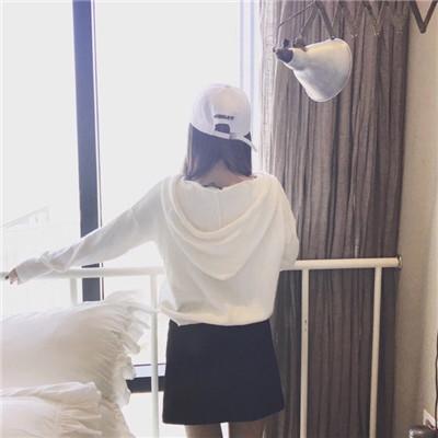 女生戴帽子唯美背影头像精选