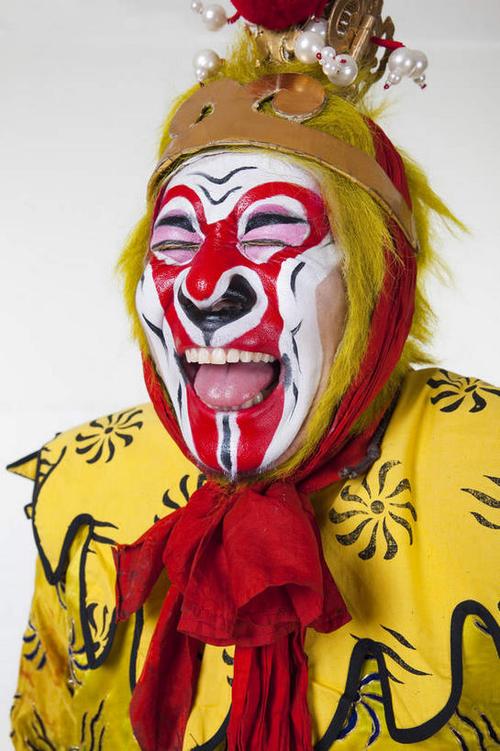 东方人,一个人,演员,电影明星,站,笑,微笑,露齿笑,竖图,室内,白天