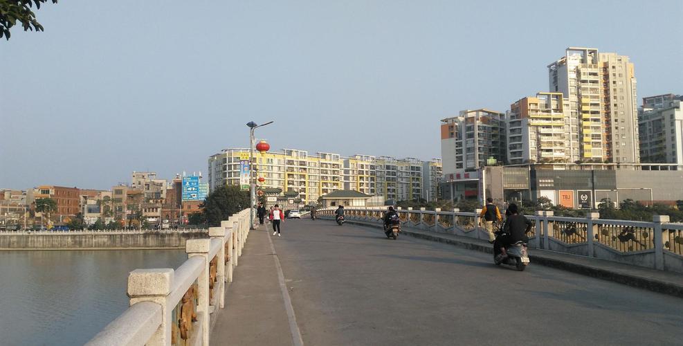 站在通往江心岛的大桥上,实拍广东吴川城区
