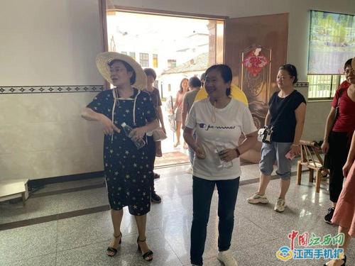 临湖镇党委副书记,镇长李华艳,镇党委委员,妇联主席占丽红等陪同