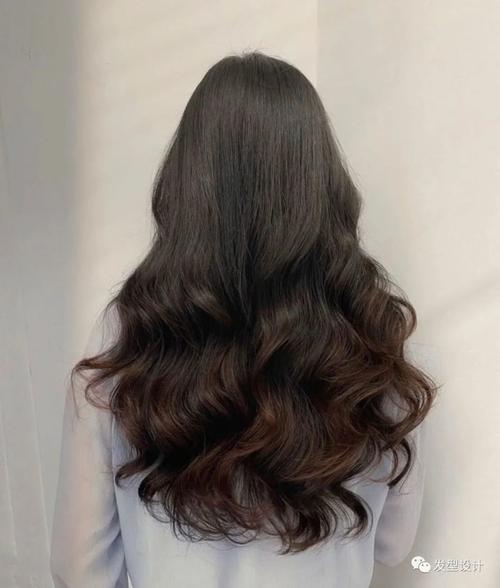 同时发尾的卷度相比长直发,更有灵动感,俏皮又好看,简单的发型款式更