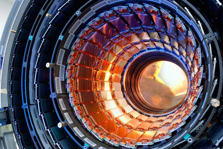 英飞凌8英寸传感器芯片助力欧洲核子研究组织揭示宇宙奥秘
