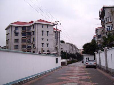 莲花公寓居民区属于普陀区桃浦镇,东与规划中环线真北路接壤,西与真大